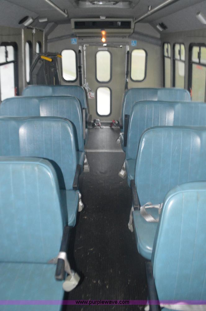 image for item I6275 2001 Ford Econoline E450 bus