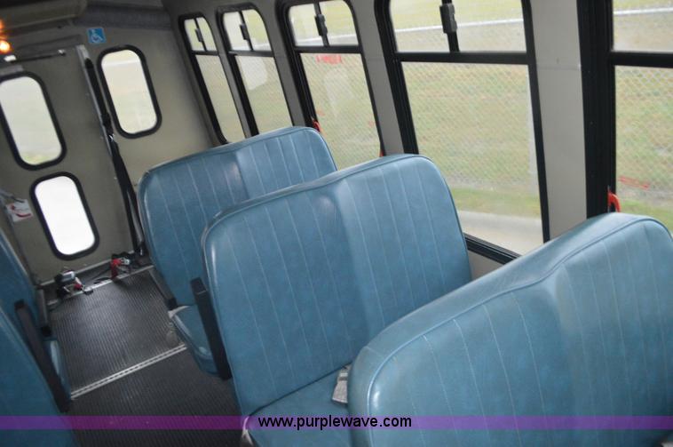 image for item I6275 2001 Ford Econoline E450 bus