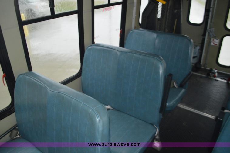 image for item I6275 2001 Ford Econoline E450 bus