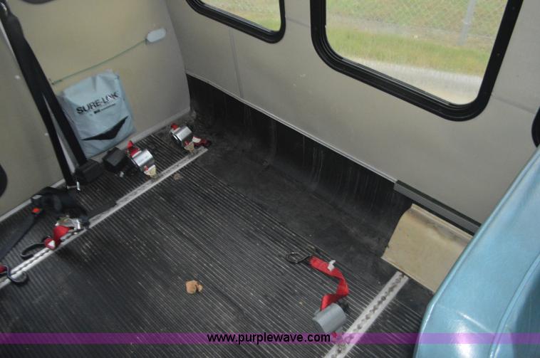 image for item I6275 2001 Ford Econoline E450 bus