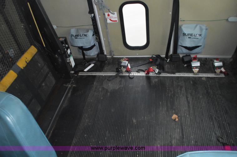 image for item I6275 2001 Ford Econoline E450 bus