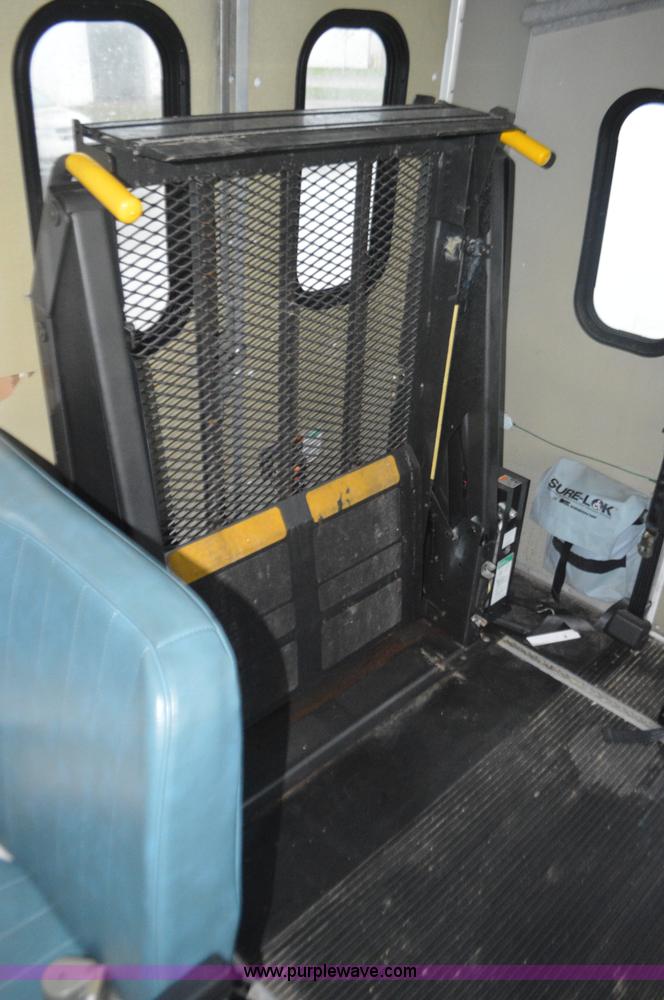 image for item I6275 2001 Ford Econoline E450 bus