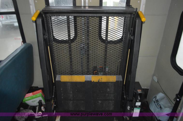 image for item I6275 2001 Ford Econoline E450 bus