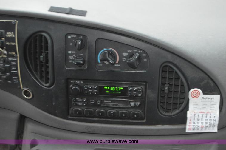 image for item I6275 2001 Ford Econoline E450 bus