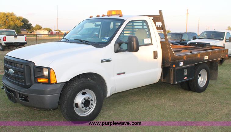 image for item J1394 2006 Ford F350 flatbed pickup truck