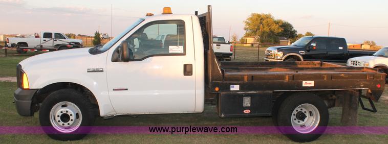 image for item J1394 2006 Ford F350 flatbed pickup truck