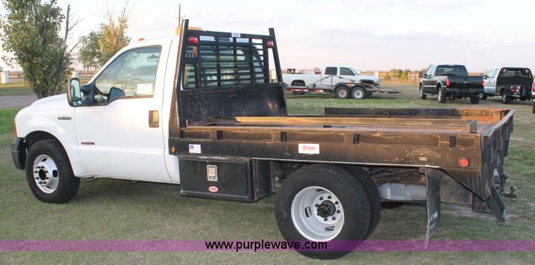 image for item J1394 2006 Ford F350 flatbed pickup truck