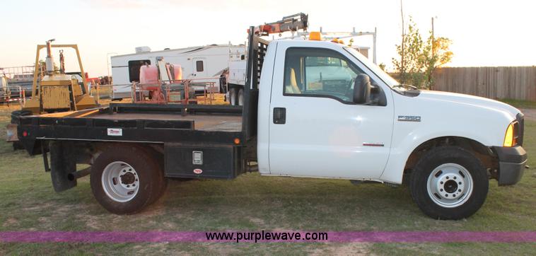 image for item J1394 2006 Ford F350 flatbed pickup truck