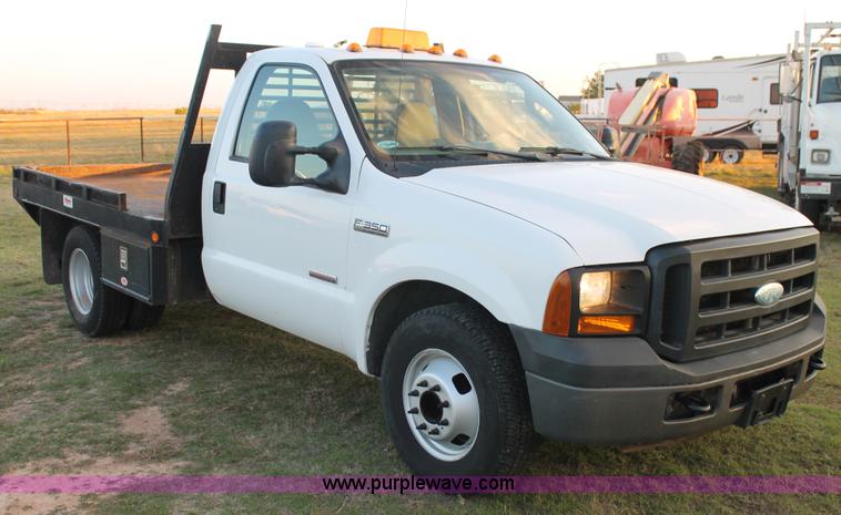 image for item J1394 2006 Ford F350 flatbed pickup truck