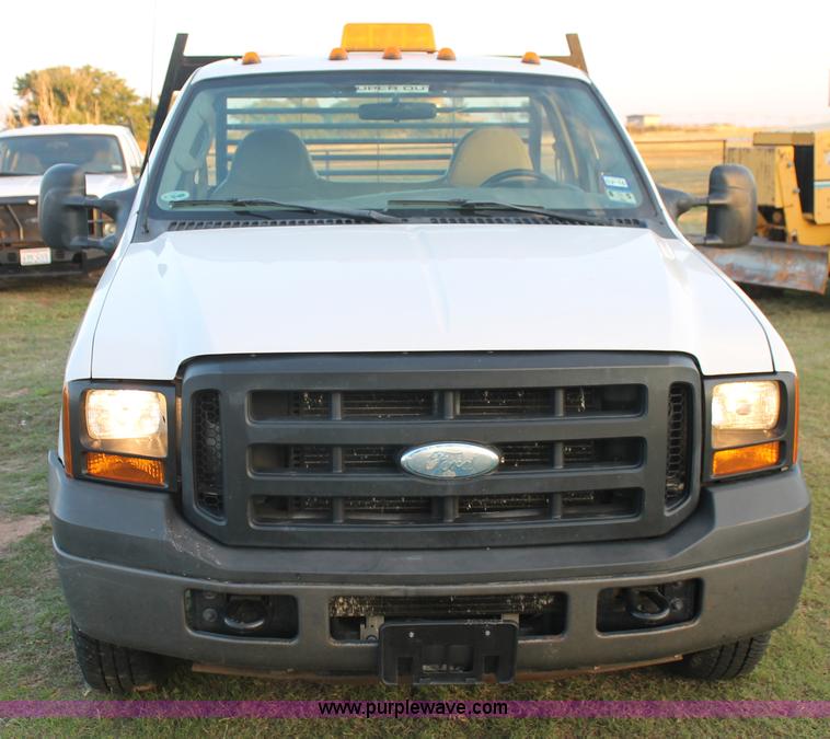 image for item J1394 2006 Ford F350 flatbed pickup truck