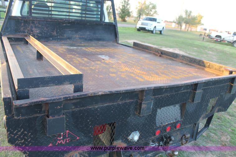image for item J1394 2006 Ford F350 flatbed pickup truck