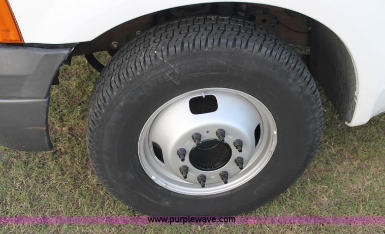 image for item J1394 2006 Ford F350 flatbed pickup truck