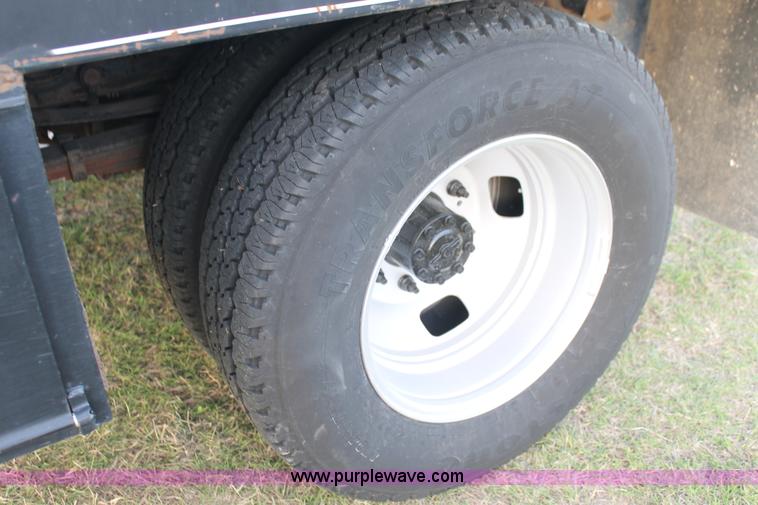 image for item J1394 2006 Ford F350 flatbed pickup truck