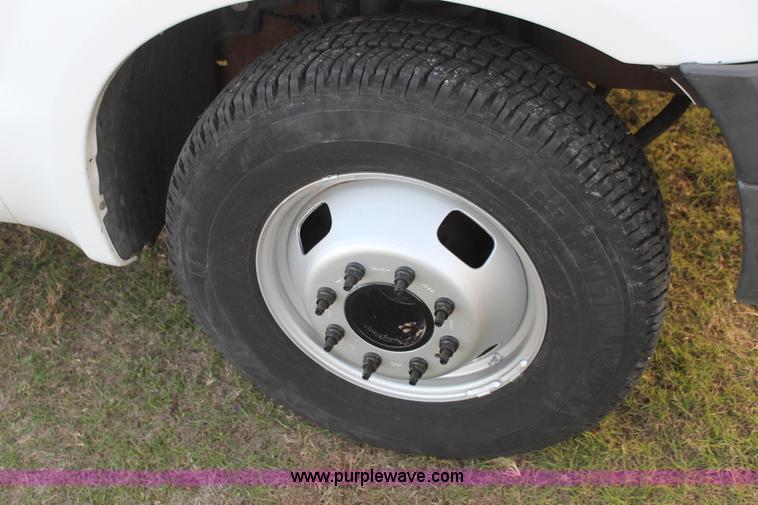 image for item J1394 2006 Ford F350 flatbed pickup truck