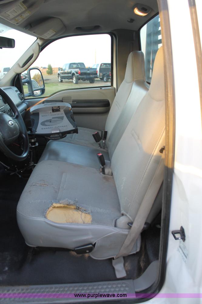 image for item J1394 2006 Ford F350 flatbed pickup truck