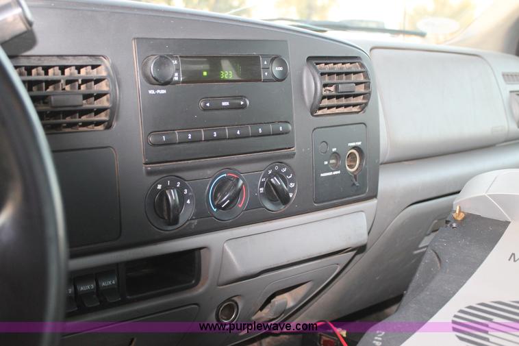 image for item J1394 2006 Ford F350 flatbed pickup truck