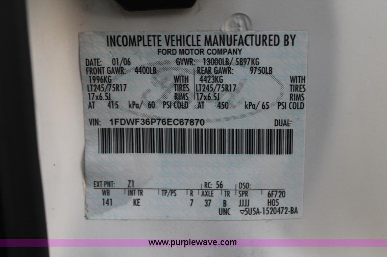 image for item J1394 2006 Ford F350 flatbed pickup truck