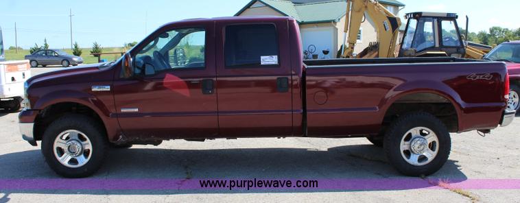 image for item J3538 2005 Ford F350 Super Duty Crew Cab pickup truck