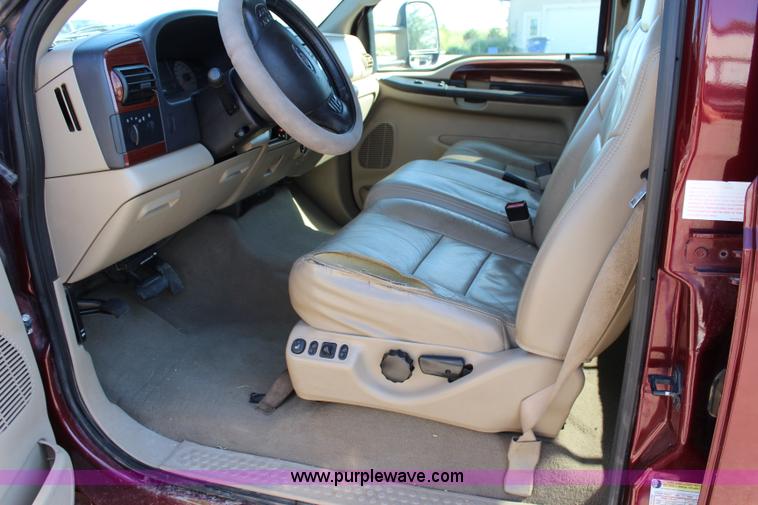 image for item J3538 2005 Ford F350 Super Duty Crew Cab pickup truck