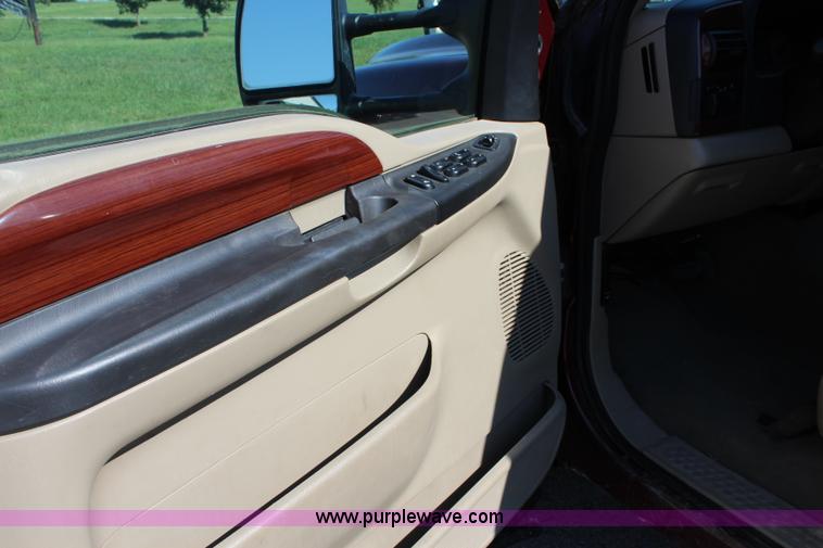 image for item J3538 2005 Ford F350 Super Duty Crew Cab pickup truck