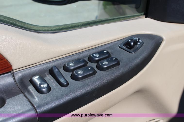 image for item J3538 2005 Ford F350 Super Duty Crew Cab pickup truck