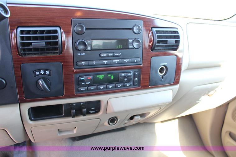 image for item J3538 2005 Ford F350 Super Duty Crew Cab pickup truck