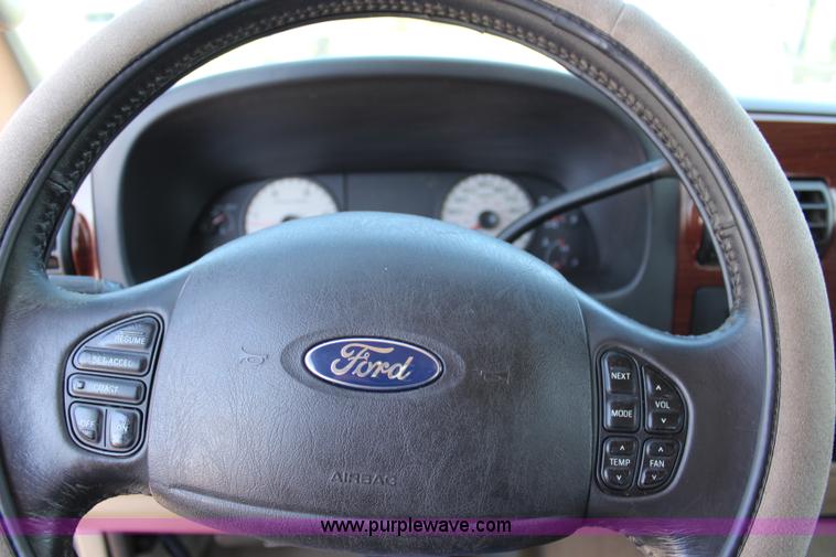 image for item J3538 2005 Ford F350 Super Duty Crew Cab pickup truck