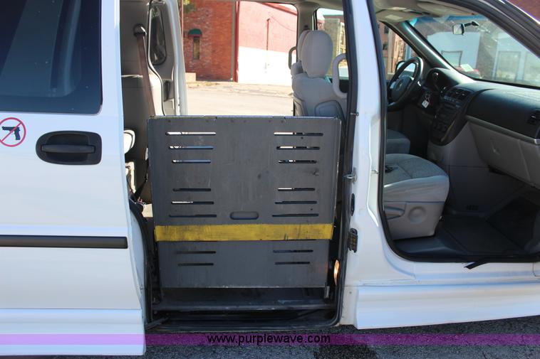 image for item J4283 2007 Chevrolet Uplander van