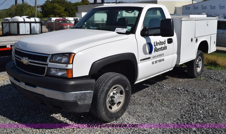 image for item J8462 2007 Chevrolet Silverado Classic 2500HD utility truck