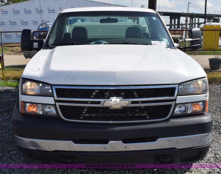 image for item J8462 2007 Chevrolet Silverado Classic 2500HD utility truck