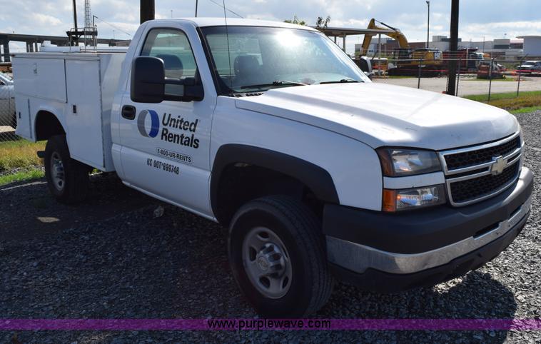 image for item J8462 2007 Chevrolet Silverado Classic 2500HD utility truck