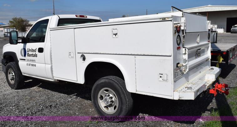 image for item J8462 2007 Chevrolet Silverado Classic 2500HD utility truck