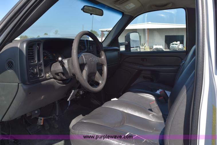 image for item J8462 2007 Chevrolet Silverado Classic 2500HD utility truck