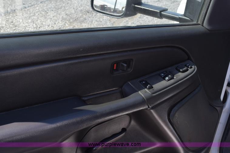 image for item J8462 2007 Chevrolet Silverado Classic 2500HD utility truck