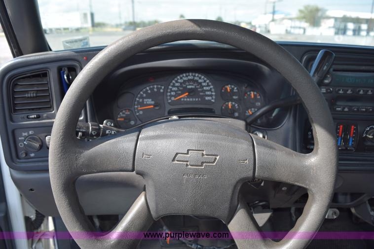 image for item J8462 2007 Chevrolet Silverado Classic 2500HD utility truck