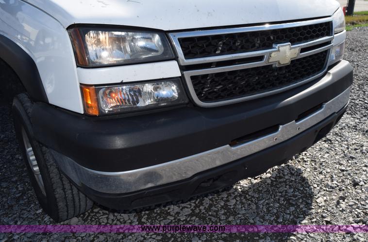 image for item J8462 2007 Chevrolet Silverado Classic 2500HD utility truck