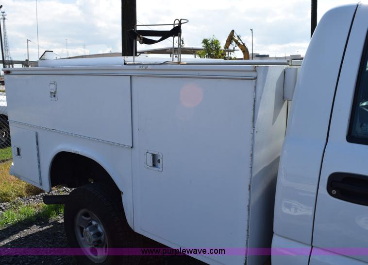 image for item J8462 2007 Chevrolet Silverado Classic 2500HD utility truck