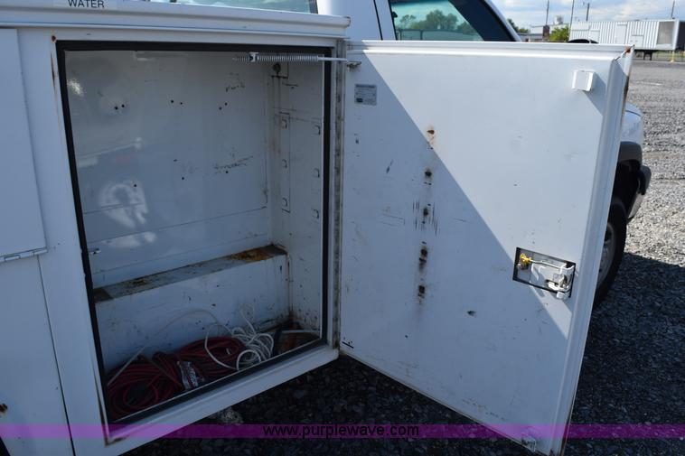 image for item J8462 2007 Chevrolet Silverado Classic 2500HD utility truck