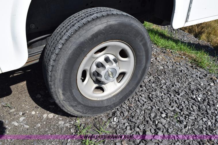 image for item J8462 2007 Chevrolet Silverado Classic 2500HD utility truck