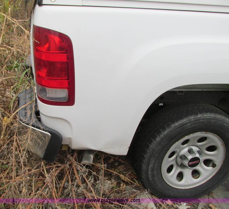 image for item J8740 2008 GMC Sierra 1500 pickup truck