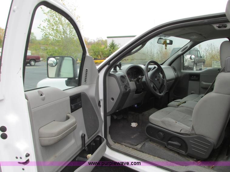 image for item J8741 2007 Ford F150 XL pickup truck
