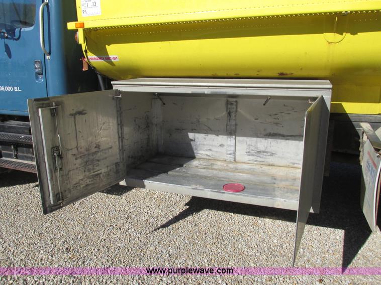 image for item K5201 1997 International 4700 fuel truck