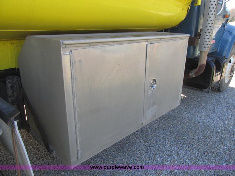 image for item K5201 1997 International 4700 fuel truck