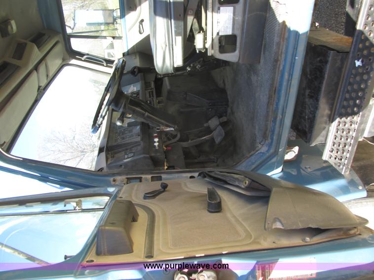 image for item K5201 1997 International 4700 fuel truck