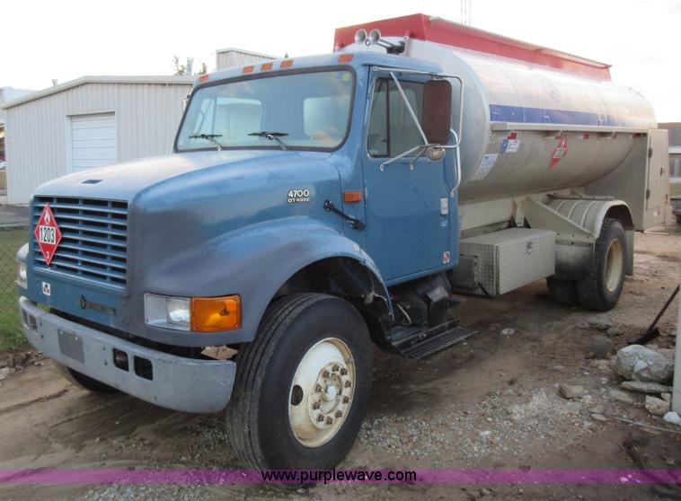 image for item K7543 2001 International 4700 fuel truck