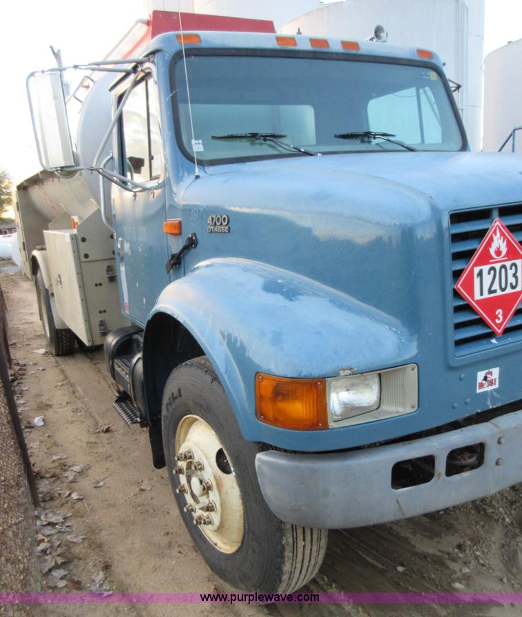 image for item K7543 2001 International 4700 fuel truck