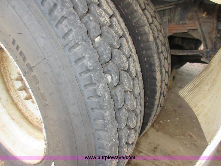 image for item K7543 2001 International 4700 fuel truck