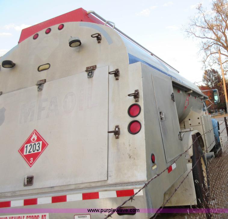 image for item K7543 2001 International 4700 fuel truck