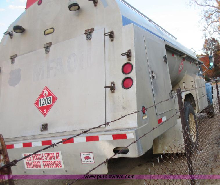 image for item K7543 2001 International 4700 fuel truck