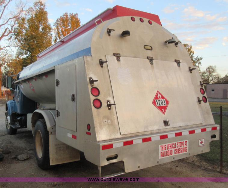 image for item K7543 2001 International 4700 fuel truck